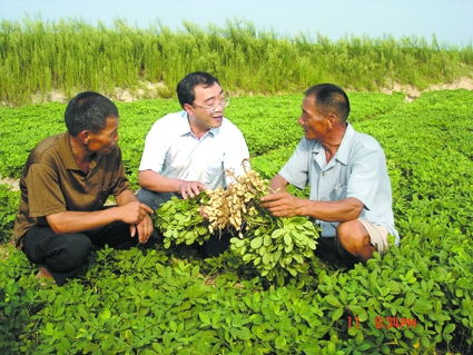 中原無處不飛花——記中國工程院院士、省農科院院長張新友的中草藥科技咨詢之路